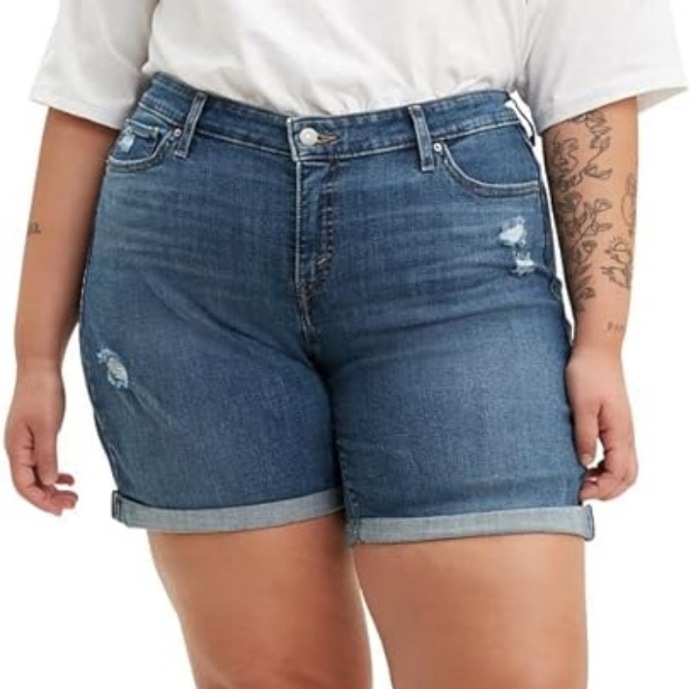 Levi's Women Mid length Denium Sbort size 14 w 32